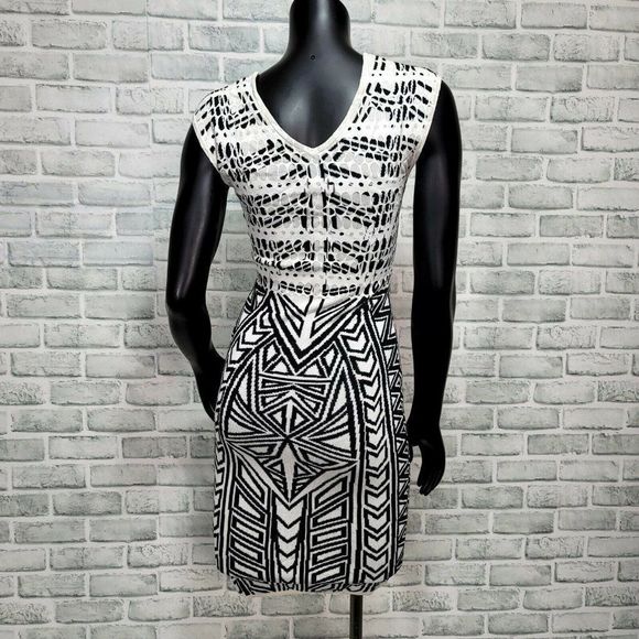Reiss Womens 4 Faith Aztec Black White Bodycon Dress Geometric Print V Neck Mini - Picture 6 of 10